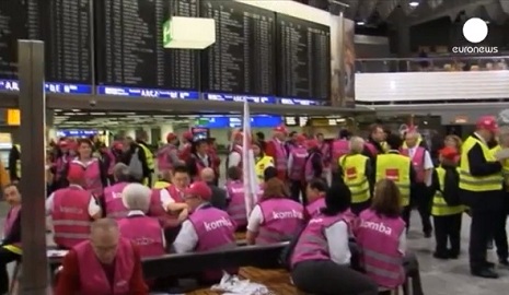 Frankfurt aeroportunda etiraz aksiyası - VİDEO